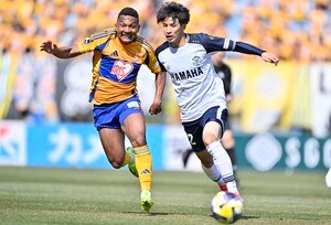 【試合アルバム】「ベガルタ仙台―ジュビロ磐田」J1昇格のライバルを敵地で撃破！ クルークス、植村洋斗、佐藤凌我の3ゴールで劇的白星(2)「中地拓也 撮影写真」の画像
