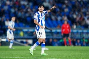 ｢鬼フィジカル｣!! サッカー日本代表・久保建英が古巣戦スタメン出場で｢無得点｣もシュート本数最多で存在感発揮…レアル・ソシエダのクラブ史上初公式戦8連勝に貢献の画像