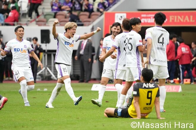 紫と黄色に染まった国立競技場で広島が掲げた歓喜の優勝カップ！ バットマン田中聡のキーマン封じ＆中野就斗のロングスローから荒木隼人の渾身ヘッド＆ジャーメイン良のボレー弾！【サンフレッチェ広島vs柏レイソル】激闘PHOTOギャラリーの画像007