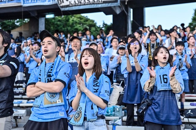 【サポーターアルバム】平日ナイターの試合前から駆け付けた川崎フロンターレのサポーター写真84枚！ 夕日に照らされながらの等々力ショット「川崎フロンターレー横浜FC」の画像065