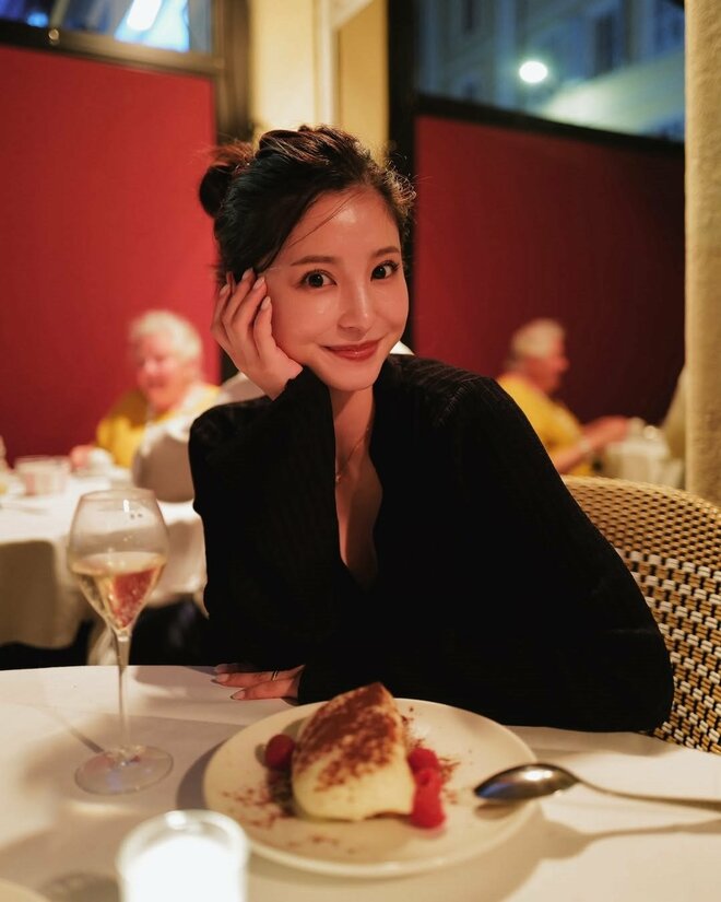 「花束かつぐ旦那様もステキ」サッカー日本代表・堂安律の美人妻、1年前のウエディングショットが美しい!水上ボートに乗る2ショットも公開の画像