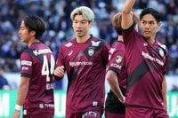 ｢ありがとう！少年！｣ピッチ脇のボールパーソンが影のMVP!? 神戸FW大迫勇也のゴールをプレアシスト！｢コレこそがホームアドバンテージ｣｢一生の思い出になりますね｣