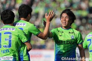 ｢いくらなんでも湘南すぎる｣ドイツ1部シャルケ移籍MF、新天地デビュー戦の“黄緑×青”ユニ姿に古巣ファン歓喜｢既視感がハンパない｣｢完全にベルマーレw｣の画像