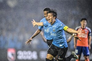 「ついにフロサポの美女代表達が会ってる」NHK朝ドラ女優と人気芸人のタレント彼女とのJ1川崎の試合観戦「ユニフォーム2ショット」公開！「めちゃくちゃかわいい」と好評の一枚の画像