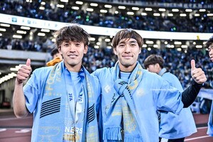 「映画館のカップルシートやん」川崎＆横浜FMのACLEサウジ行きチャーター機内“バナダイヤ”仲良しショットが話題！「ええ写真」「2クラブで行くの楽しそうっすね」の声の画像