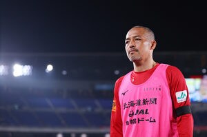 「やっぱりこの人のトラップは異次元だ…」北海道コンサドーレ札幌MF小野伸二の最新「ボールテク」に驚愕の声続々！元チームメイトの Jリーガーも「わけがわからない…」とつぶやく衝撃技術の画像