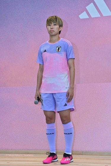 画像・写真：サッカー日本女子代表の「新ユニフォーム」発表！ 岩渕真奈が「今までにない可愛い色と斬新なデザイン」と語る、グラデーション鮮やかな新デザイン！  | 日本代表 | ニュース | サッカー批評Web