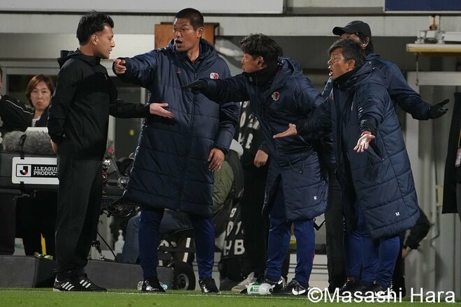 日立台の｢横断幕｣に柏エース奮起も…劣勢を救った鈴木優磨の一撃！ 終盤の退場劇を乗り越え、王者・鹿島が驚異の｢修正力｣で逃げ切り【柏レイソルvs鹿島アントラーズ】激闘PHOTOギャラリーの画像008