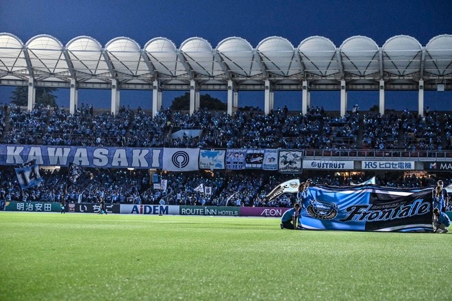 【サポーターアルバム】平日ナイターの試合前から駆け付けた川崎フロンターレのサポーター写真84枚！ 夕日に照らされながらの等々力ショット「川崎フロンターレー横浜FC」の画像047