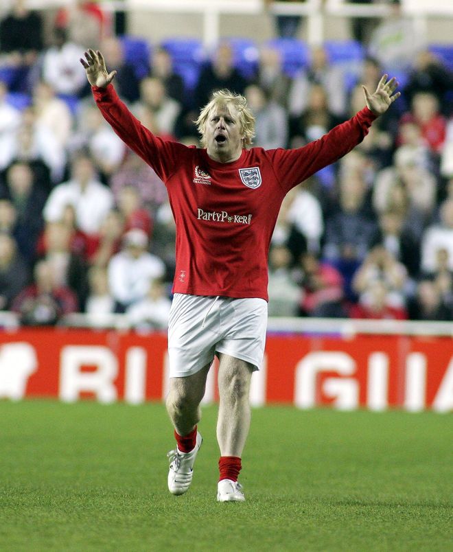 2006年の「THE LEGENDS' ENGLAND VS GERMANY CHARITY FOOTBALL MATCH」でプレイしたボリス・ジョンソン 写真:REX/アフロ