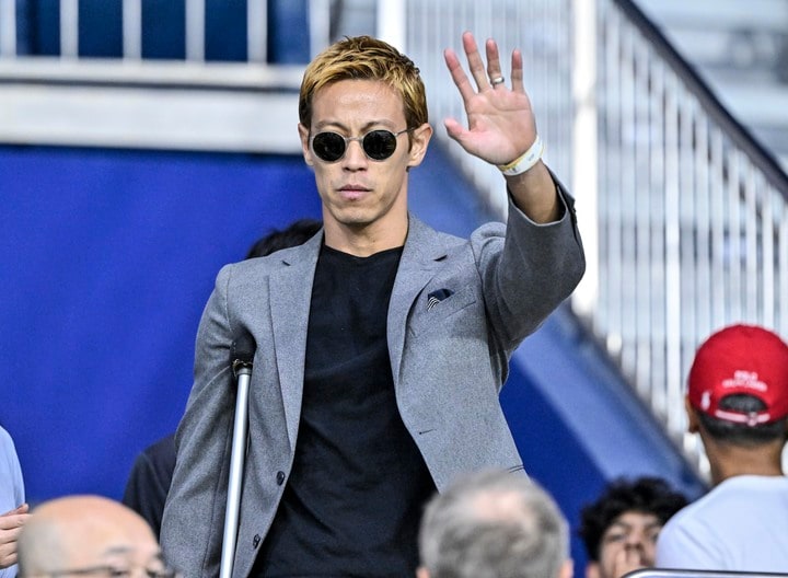 ｢40でこのプレー凄すぎる｣本田圭佑が自身11カ国目のリーグで強烈左足ミドル＆PK獲得未遂の“らしさ全開”プレー！ 元気ハツラツなプレーに｢いつのやろって思ったら今なんや｣｢まだまだ現役いけるな〜｣