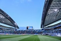 ｢そんなことある？｣埼スタで緊急事態発生！ ピッチサイドに置かれたタオルの中から…前代未聞のハプニング!? ｢珍しい事件だ…｣｢アビスパ福岡からの刺客か?!｣<br />