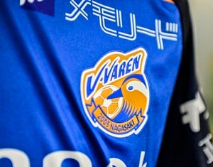 「わぁ可愛い」「素敵！」J2長崎の花が咲き乱れる2024“平和祈念ユニフォーム”が美しい！「欲しすぎる…」「キーパーユニデザインめちゃくちゃイイ！」と好評の画像