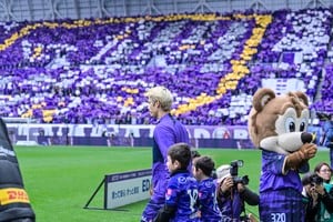 「粋だわぁ〜！」浴衣姿でスタジアムを訪れた女性サポーターの斬新なユニフォーム活用“和洋折コーデ”が話題！「Tシャツ被せ帯…！」「めっちゃ素敵な浴衣姿」などの声の画像