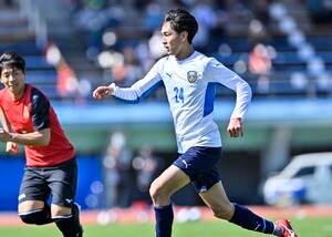 「凄い格好させられてるw」川崎F期待のドリブラーが「ユニフォームにエプロン姿」で大役果たし、サポーター大爆笑！ クラブは出身高校に注目促すも、「逆に心配しねえかコレ(笑)」の声の画像