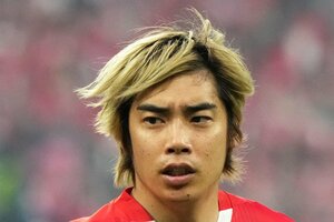 ｢ブラック純也〜｣｢黒髪だと若く見える｣イメチェン伊東純也のクラブハウス到着＆挨拶シーンが話題！ 去就注目の中｢good｣と上機嫌｢安定の寝グセ可愛い｣の声の画像