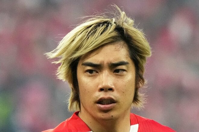 「ブラック純也〜」「黒髪だと若く見える」イメチェン伊東純也のクラブハウス到着&挨拶シーンが話題! 去就注目の中「good」と上機嫌「安定の寝グセ可愛い」の声の画像