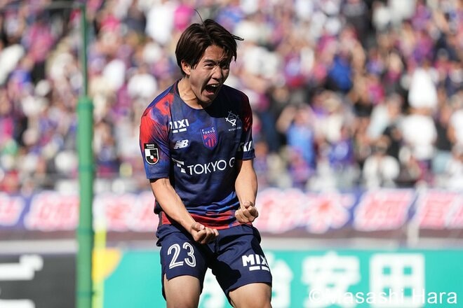 執念の逆転勝利で首位と勝点4差！白熱の“東京ダービー”を現地撮り！気迫の室屋成、躍動の佐藤龍之介、華麗な長倉幹樹！長友佑都と愛息たち＆試合後の集合ショットも【FC東京vs東京ヴェルディ】激闘PHOTOギャラリーの画像006