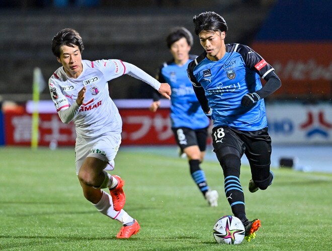 川崎、開幕2連勝!(2) 「3試合連続64分シミッチ交代」と「相手守備を無力化した三笘」の画像
