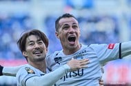 川崎フロンターレのレアンドロ・ダミアンがJリーグ得点王に! 試合後にサポーターから送られた「お祝いの果物」【画像あり】の画像