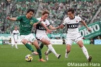 ｢優勝目前｣鹿島の攻撃を封じた東京V｢前半45分間｣の城福マジック【東京V対鹿島、“大熱戦”を生んだ｢3つのマジック｣】(1)