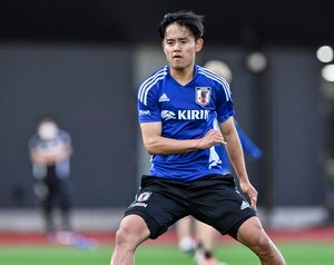 「どこまで器用なの…」久保建英が左足ボレー弾翌日に「バスケ動画」公開！ ユニフォーム早着替え＆華麗なドリブルを披露し、「なんでも似合っちゃうなあ」とファンを驚かせるの画像