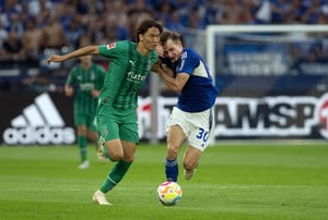 ドイツ地元メディアがサッカー日本代表DFをブンデスリーガの「ベスト11」に選出！ 「最高評価の数字」を見せた「日本人対決」粘り強いプレー！の画像