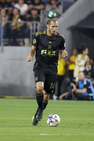 「いつの間にバレーボール選手に」元イタリア代表DFキエッリーニがリーグ戦で「仰天ハンド」! 大胆行動も世界中のサッカーファンを笑顔にする【動画】の画像