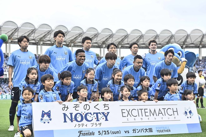 【サポーターアルバム(3)】G大阪戦での観客席＆入場時の川崎フロンターレのサポーター写真77枚！選手と手をつないだ子どもたちなど現地写真「川崎フロンターレーガンバ大阪(3)」の画像031