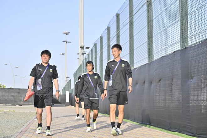 【川崎フロンターレアルバム】サウジアラビア到着翌日4月23日のジェッダ市内での「コーチングスタッフ＆クラブスタッフ写真」と「選手と子どもたちの交流写真」合計98枚！の画像007