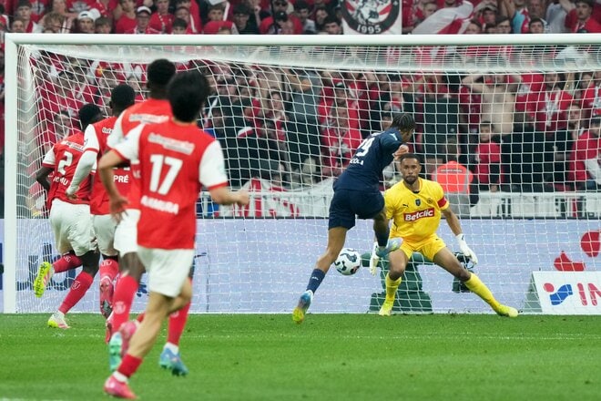 運命の大一番！サッカー日本代表・伊東純也、中村敬斗、関根大輝が語った｢世界一のクラブ｣と｢降格プレーオフ｣(1)純也＆敬斗いつものルーティンと作れない攻撃の形｢準優勝は奇跡ですね｣【激闘33連写】の画像017