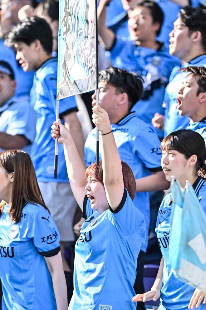 【サポーターアルバム】敵地で勝利を掴んだ川崎フロンターレのサポーター写真75枚！ 圧巻の応援で勝ち越し導く「サンフレッチェ広島ー川崎フロンターレ」の画像018