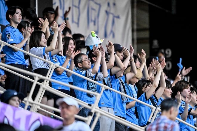 【サポーターアルバム】敵地で勝利を掴んだ川崎フロンターレのサポーター写真75枚！ 圧巻の応援で勝ち越し導く「サンフレッチェ広島ー川崎フロンターレ」の画像024