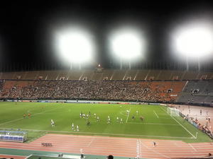 大住良之の｢この世界のコーナーエリアから｣第168回｢もうひとつの生命の危険｣(1)クラブW杯で｢2時間にも及んだ｣試合中断、国立競技場では｢中断されなかった｣ドカンドカン落ちる中での代表戦の画像