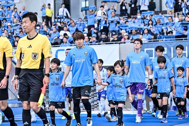 【サポーターアルバム(3)】G大阪戦での観客席＆入場時の川崎フロンターレのサポーター写真77枚！選手と手をつないだ子どもたちなど現地写真「川崎フロンターレーガンバ大阪(3)」の画像021