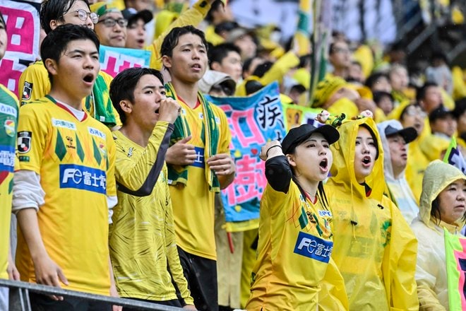 【千葉サポーターアルバム】雨の中で首位堅持のチームを後押しした「ジェフユナイテッド千葉のサポーター写真99枚」！ ゴール裏の熱狂ショット「ジェフユナイテッド千葉ーベガルタ仙台」の画像029