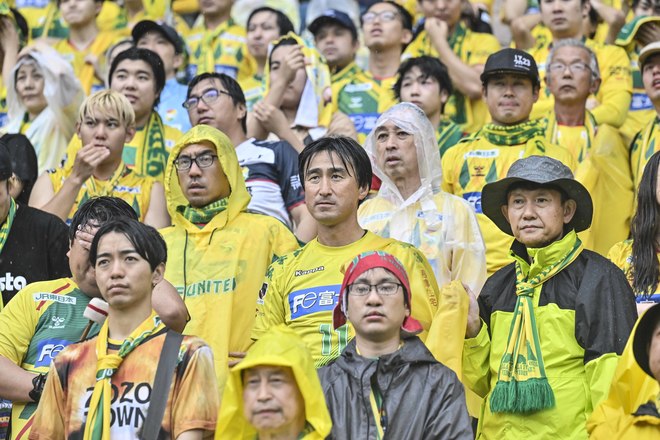 【千葉サポーターアルバム】雨の中で首位堅持のチームを後押しした「ジェフユナイテッド千葉のサポーター写真99枚」！ ゴール裏の熱狂ショット「ジェフユナイテッド千葉ーベガルタ仙台」の画像059