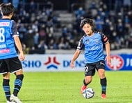 【J開幕戦】多摩川クラシコでFC東京の選手が「セルフ飲水タイム」を発動!突然の出来事に川崎フロンターレのレアンドロ・ダミアンは「怒りのアピール」!山根視来は「口を半開き」で呆然と眺める【画像】の画像