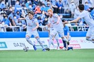 【J2「前半戦ベストイレブン」】首位・アルビレックス新潟からは「安定感抜群」のGK小島亨介、「マルチタスク」の左SB・堀米悠斗と「別格キレ味」の“背番号10”本間至恩!2位・ベガルタ仙台からは「チームを浮上させた」中島元彦と遠藤康を選出!!【GK・DF・MF編】【戸塚啓のJ2のミカタ】の画像