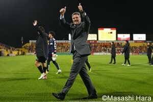 世界の流れに｢逆行するスタイル｣で、Jリーグに新風を巻き起こしたスペイン人の新監督【｢2025年J1ベストのサッカー｣は優勝を逃したあのチーム】(1)の画像