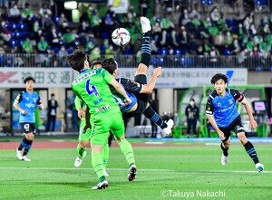 村井満チェアマンがJ1川崎の試合をピッチで撮影！【21年J 取材記者が目撃した衝撃事件(2)】の画像