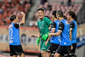 ｢このメンバーは泣いちゃう｣J1川崎の黄金期GKとの総勢9人“送別会ショット”にファン涙！ 地元焼肉店で肩を並べる写真に｢なんて素敵な1枚｣｢いつまでもファミリー｣の画像