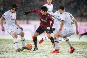 サッカー日本代表・原口元気の「幻ゴール」に再び脚光!!｢ゴールと認めるべき｣や｢おかしい｣と話題に!GKをかわし無人のゴールにシュート…まさかの｢妨害者｣とは?【動画】の画像