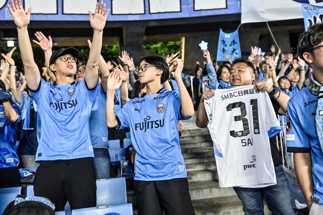 【サポーターアルバム】水曜開催の横浜FC戦に2万人が駆け付けた川崎フロンターレのサポーター写真47枚！ 勝利後の笑顔ショット「川崎フロンターレー横浜FC」の画像043