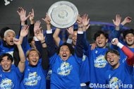【｢サッカー批評｣選出！J2ベスト11】2025のJ2を盛り上げた11人！セーブ率トップの守護神、17年ぶりJ1復帰の立役者は決まり！高い得点力を発揮したボランチも文句なし！【GK＆DF＆MF編】の画像