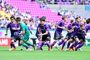 「黒かっこいい！！」J1京都が発表した「夏季限定ユニフォーム」が大好評！「いい！懐かしい斜めのライン」「新鮮でいいやん」とファン歓喜の画像