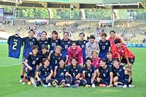 ｢トーコ＆マイカ｣｢ガチ嬉しそう｣なでしこ21歳＆19歳の大阪出身“親友コンビ”がイングランドで同僚に！｢最高の笑顔｣なサプライズ再会シーン＆ツーショット公開の画像