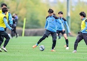 復帰目指す川崎FW小林悠がシュート練習に参加！ 新潟戦後の練習完全合流に意欲を示し、「リハビリをプラスに」と筋トレで体重増加も…支えになった妻の手料理も語るの画像