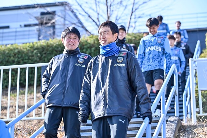 【J1川崎を取材して感じた「育てる力と心」とは(5)】金明豪通訳が抱える選手に「託す想い」とは……試合前の重要なルーティンが注目されるも、「自分から叩くよ、なんて絶対に言えない」の画像007