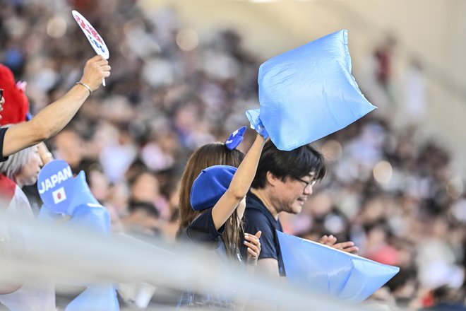 パリ五輪でも日本代表サポーターの「ゴミ袋を使った紳士すぎる観戦マナー」がスタジアム現地スタッフを驚かせる！ 青いゴミ袋を、試合前後の応援＆掃除に徹底活用の画像007
